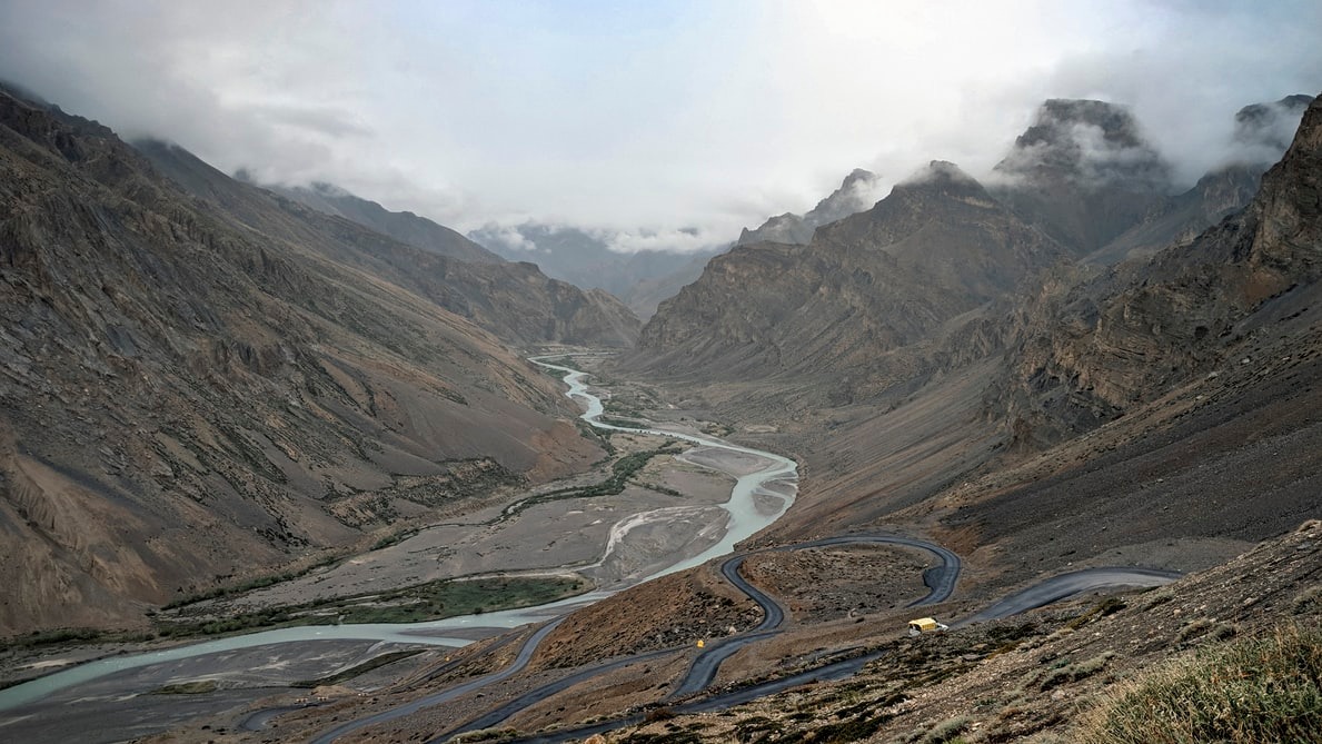 AdventuresO's tweet photo. Located on the Leh-Manali Highway at an altitude of 17000 feet, #GataLoops is a series of 21 hairpin bends in #Ladakh region, Nakee La. Legend has it that every passer-by is supposed to pay tribute to the ghost dwelling in a small hut atop the pass by offering mineral water😳 https://t.co/gQPXVN5aHG