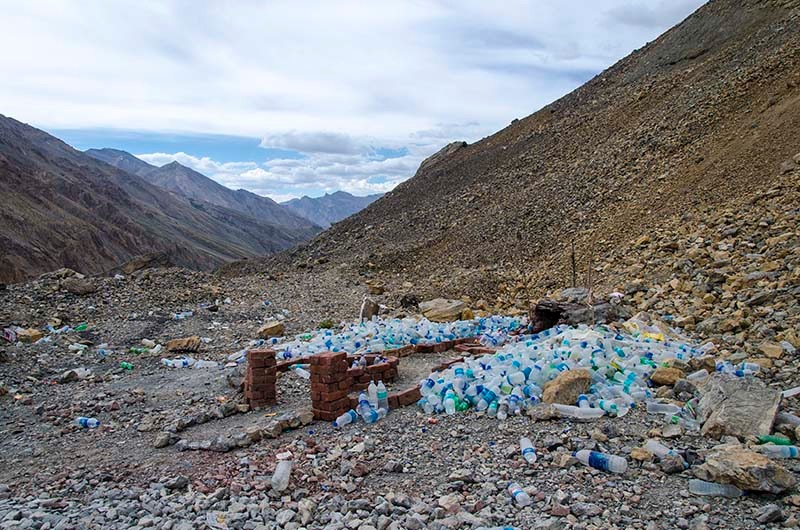 AdventuresO's tweet photo. Located on the Leh-Manali Highway at an altitude of 17000 feet, #GataLoops is a series of 21 hairpin bends in #Ladakh region, Nakee La. Legend has it that every passer-by is supposed to pay tribute to the ghost dwelling in a small hut atop the pass by offering mineral water😳 https://t.co/gQPXVN5aHG