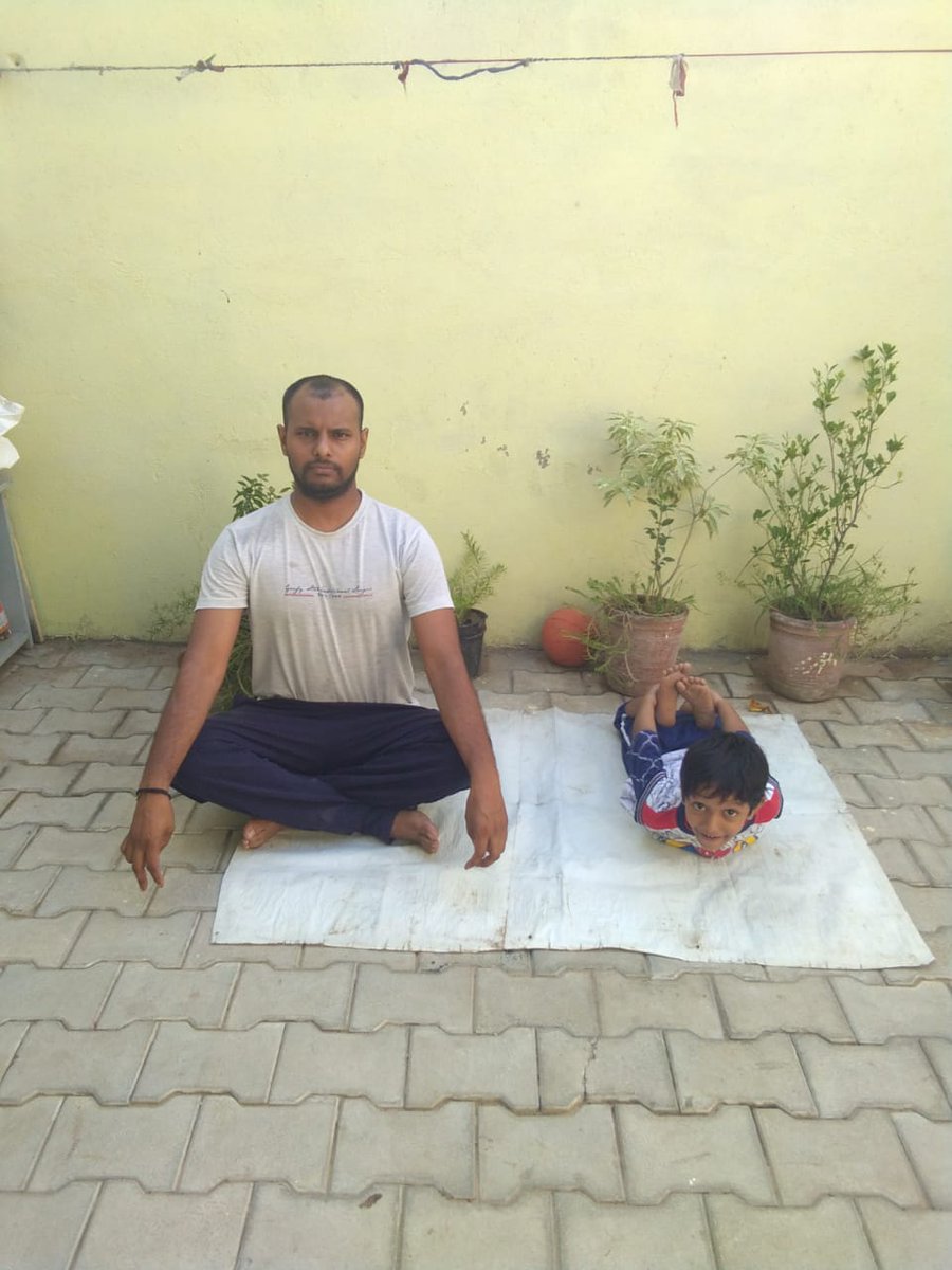 dmjagdeep's tweet image. VLE रणवीर ने CSC HARYANA DAY पर दिन की शुरुआत योग करने से लेकर सी एस सी केंद्र को सजाने और FTTH कनेक्शन चालु किया जाने तक पौधा रोपण और लोगो का डोर टु डोर सर्विस प्रदान कर इस दिन को खास बनाया  !!!!!

#CSCHARYANADAY #CSCREWARIROCKS #CSCREWARI #CSCVLEREWARI