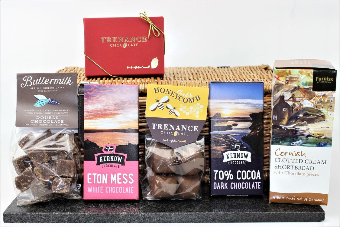 Cornish_Hampers's tweet photo. Happy #WorldChocolateDay2020 🍫🌟 We've brought together some of the best chocolate and sweet treats from across Cornwall for this hamper 👉 https://t.co/TXm9hJ9rm7

#WorldChocolateDay #CornishHamper #Chocolate #Cornwall https://t.co/d9AuLAGESb