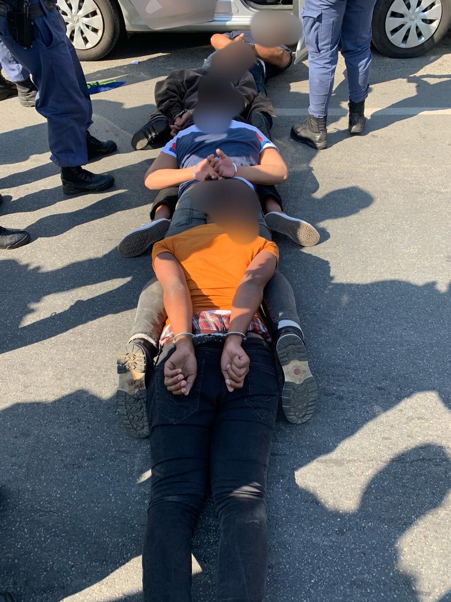EMER_G_MED's tweet photo. 《Fourways》#TM2 one of our specialized TEMS Units, SAPS &amp; Various security companies backed each other up &amp; helped apprehend five positively armed suspects in the fourways area. Well done to all #WhenSecondsCount @News24 @ewnreporter #fourways https://t.co/eBFpSw1Rdc
