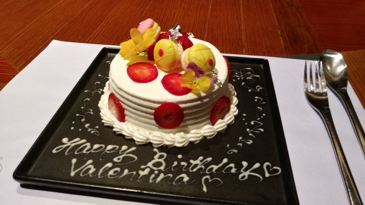 On top of the Dessert Wagon, I got this beautiful Flower Cake with macarons!  #BISTRO_J_O