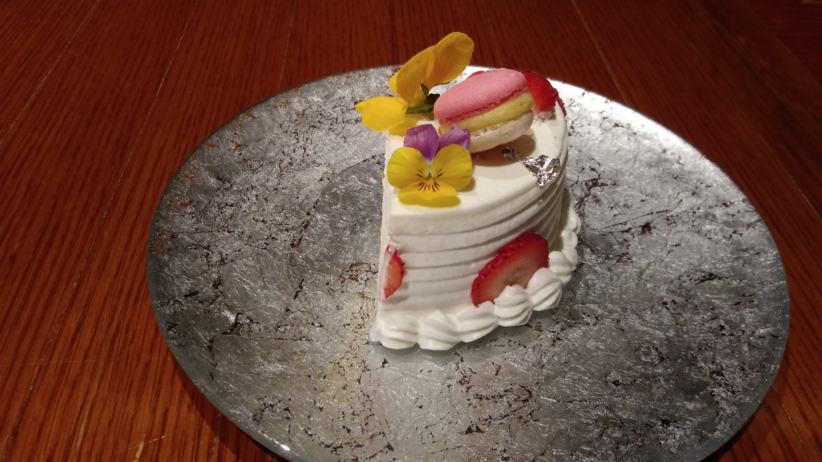 On top of the Dessert Wagon, I got this beautiful Flower Cake with macarons!  #BISTRO_J_O