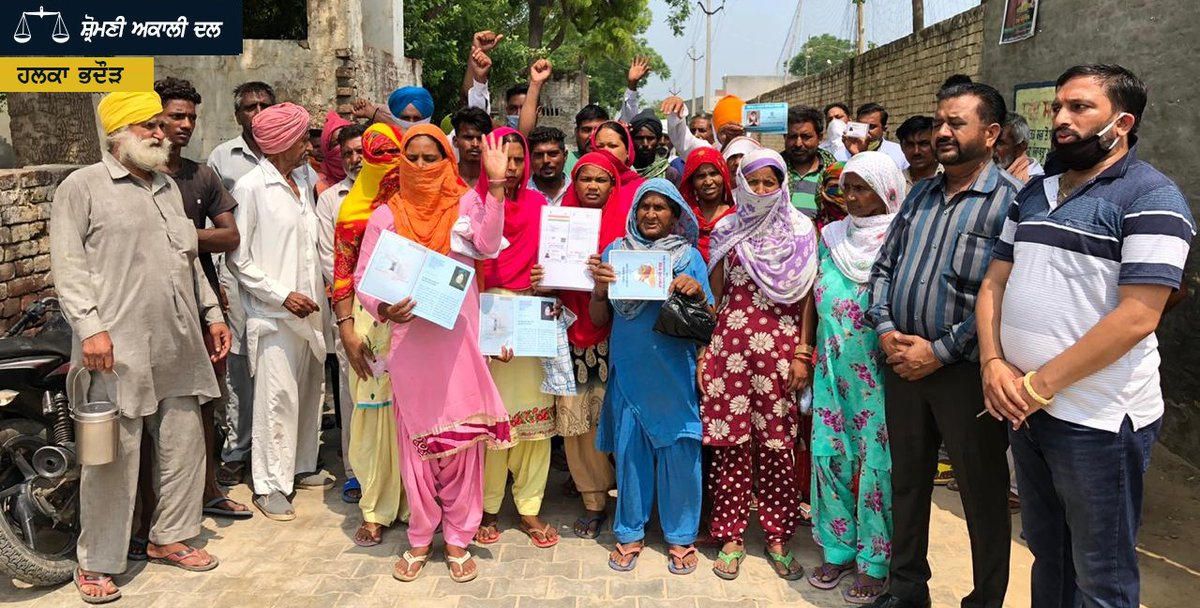 YAD_Amritsar's tweet photo. ਪੰਜਾਬ ਦੇ ਖਜ਼ਾਨੇ ਨੂੰ ਲੁੱਟ ਕੇ ਆਪਣੀਆਂ ਜੇਬਾਂ ਭਰਨ 'ਤੇ ਲੱਗੀ ਕਾਂਗਰਸ ਸਰਕਾਰ ਵਿਰੁੱਧ ਲਗਾਏ ਧਰਨੇ 'ਚ ਪਹੁੰਚੇ ਲੋਕ ਆਪਣਾ ਰੋਸ ਜ਼ਾਹਰ ਕਰਦੇ ਹੋਏ । #PunjabBachao @officeofssbadal @bsmajithia @Akali_Dal_ https://t.co/5Dxxr6DkQC