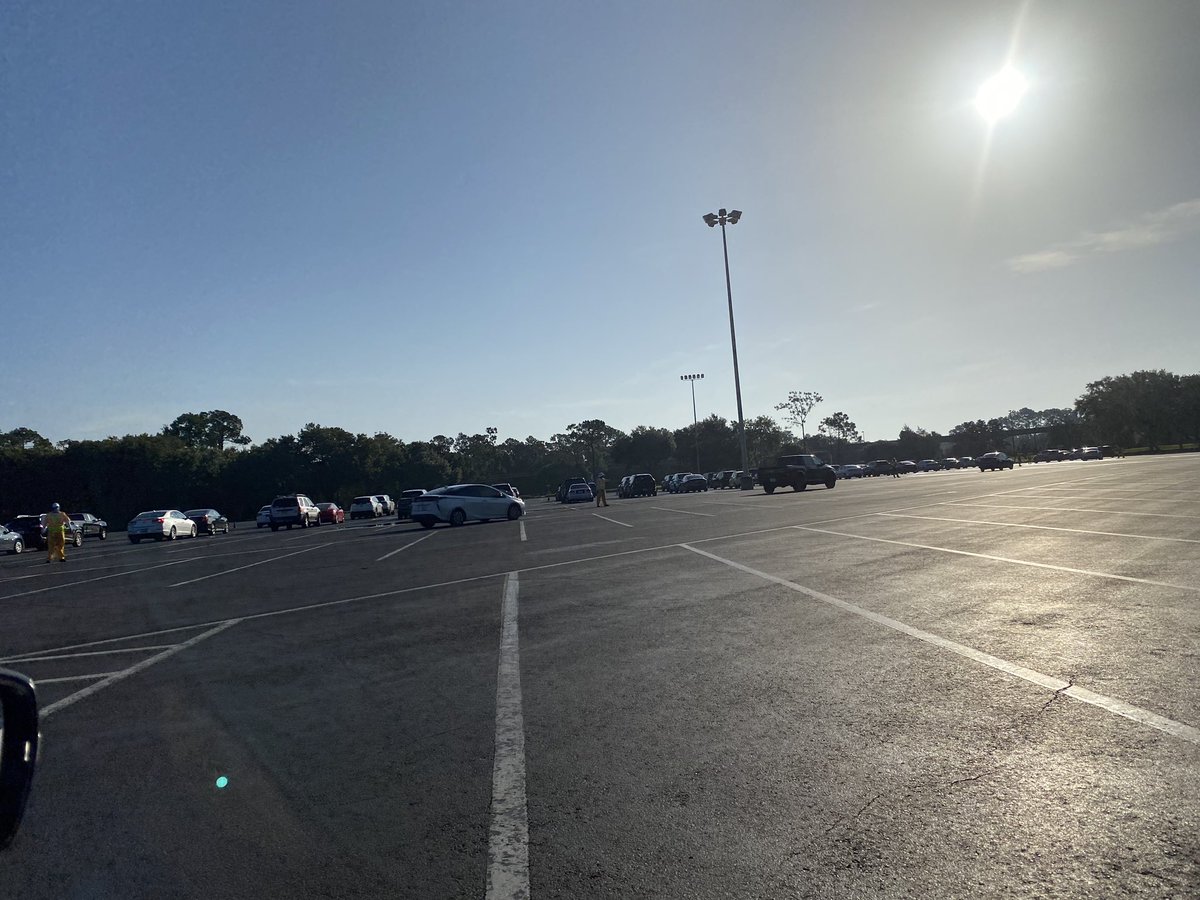 ThemeParkShark's tweet photo. The Parking Lot at Magic Kingdom is now every other space. #Disney #MagicKingdon https://t.co/1EXMF14jAT