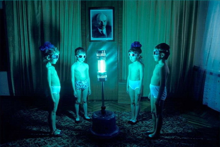 gonzagallego_'s tweet photo. Los niños en Siberia toman baños de luz UV para proporcionarles vitamina D durante sus largos y oscuros meses de invierno. Las fotografías superan a cualquier escena de una buena película de terror. https://t.co/wMAd9u4t1i