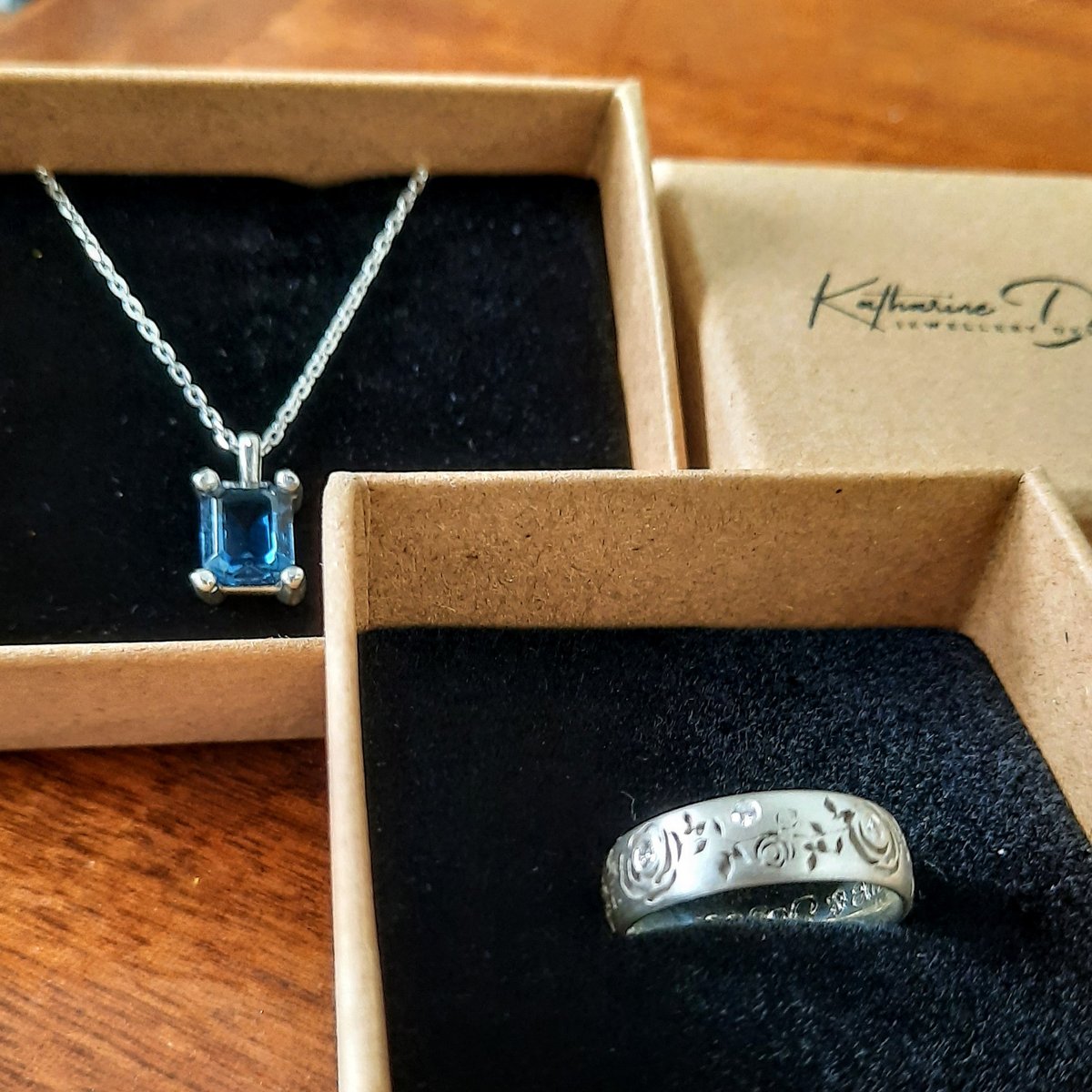 kdjewellery_'s tweet photo. Another happy customer! Two beautiful bespoke silver pieces have been finished and collected.
#bespokesilver #reworkyourjewellery #silveranddiamondring #rosepatternring #rosering #bluependant #silverjewellery #bespokejewellery https://t.co/J2gQXmkyyY