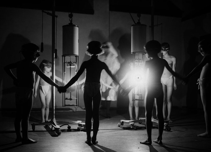 gonzagallego_'s tweet photo. Los niños en Siberia toman baños de luz UV para proporcionarles vitamina D durante sus largos y oscuros meses de invierno. Las fotografías superan a cualquier escena de una buena película de terror. https://t.co/wMAd9u4t1i