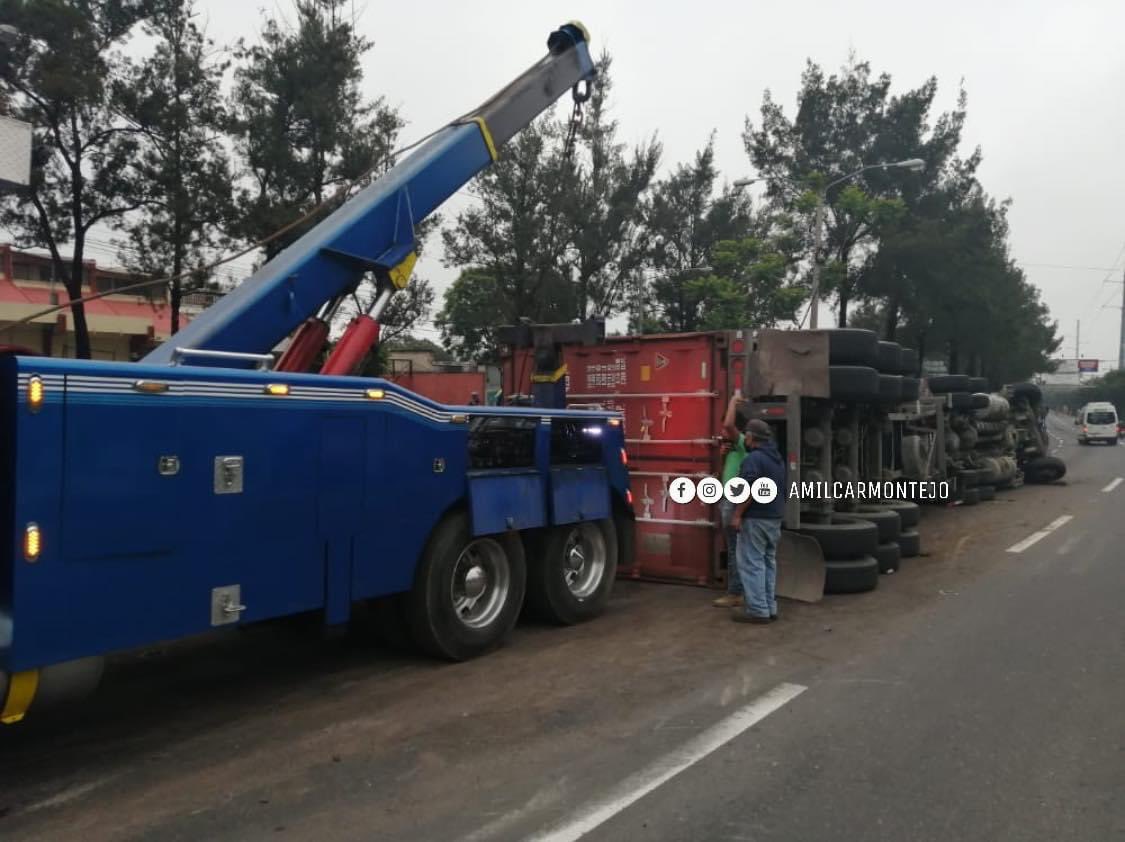 amilcarmontejo's tweet photo. Gruas están realizando maniobras para retirar trailer volcado en Periferico 18 calle zona 7, frente a col. Mario Julio Salazar.

Vehículos desviados a carril auxiliar de Periférico de Puente Villa Linda a Naranjo hacia Centro Histórico.

#PMTGuatemalaEnTodo #TransitoGT #TraficoGT https://t.co/yQYFQz6sDf