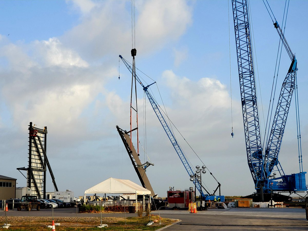 BocaChicaGal's tweet photo. Super Heavy High Bay walls are starting to go up at SpaceX Boca Chica. 🤩🚀
@NASASpaceflight

https://t.co/9sTD7p0vVz https://t.co/dKaXLFi1Fe