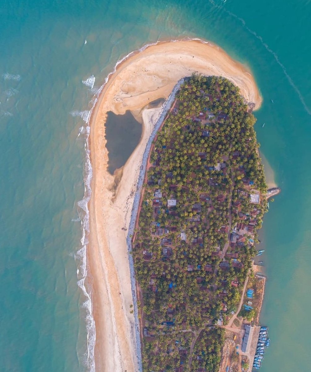 Here is the river 'Suvarna' merges with Arabian sea so this a sangama 
Kodi Bengre, Karnataka 
#kodibengre #kodibengrebeach #kodibengre #beachvibes #udupidiaries #nammaudupi #udupi #udupibeach #udupibeautiful #udupikarnataka #karnataka_tourism #karnatakadiaries #travelkarnataka