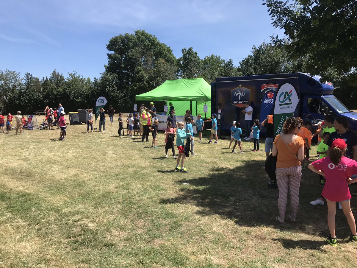 LigueFootLFPL's tweet photo. [Tournée #beachvert]

✅ Déjà une cinquantaine d’enfants dont de nombreuses jeunes filles lors de notre étape à Gennes Val de Loire 👌👏 @Maine_et_Loire https://t.co/5CB97rIJZT