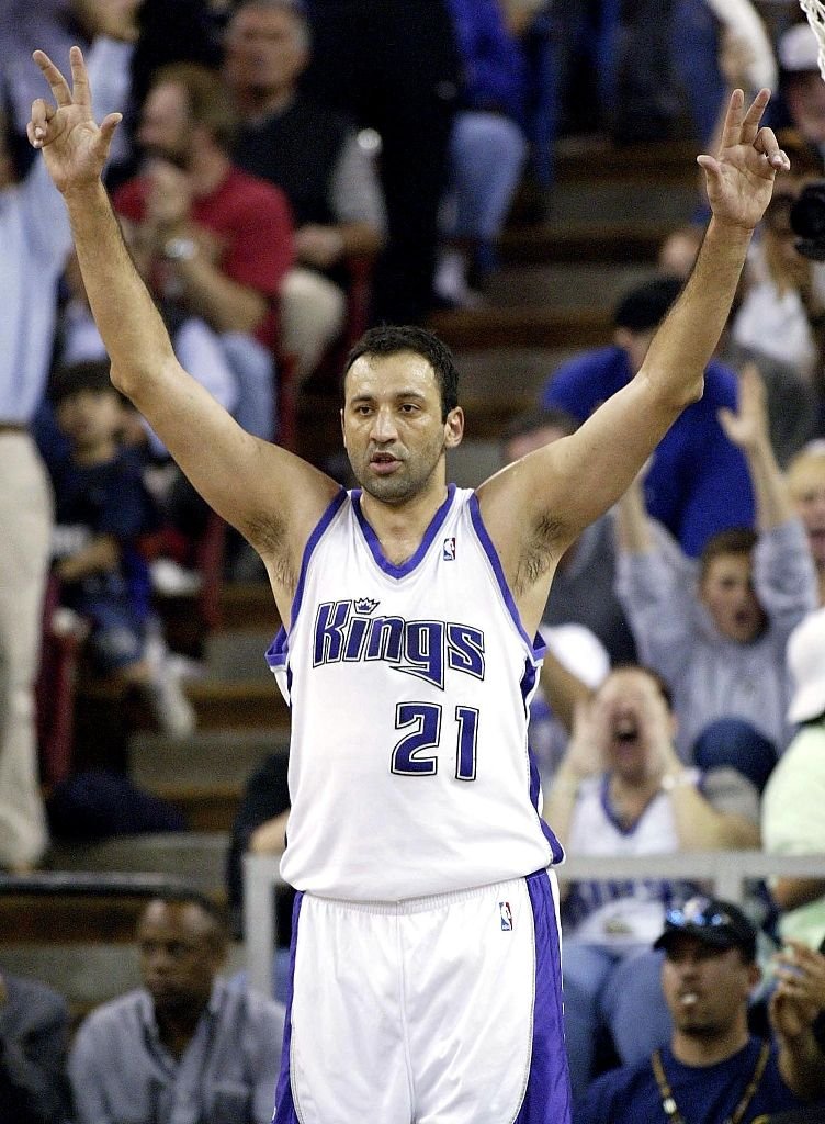 Vlade Divac: 2000-01.12pts, 8.3rbd, 2.9ast, 1.1stl, 1.1blk. 48.2 FG%, 28.6 3P%, 69.1 FT%.