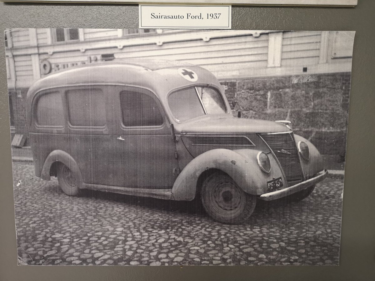 ensihoitokh's tweet photo. Pisimmillään rattailla työnnettiin potilaita kuitenkin rautatieasemalta nykyisen keskussairaalan @KantaHameenSHP mäelle, silloiseen keuhkoparantolaan.
1937 työ on keventynyt merkittävästi, kun ensimmäinen sairasauto hankittiin.
#ensihoitokh https://t.co/EMmj3mD2Pz