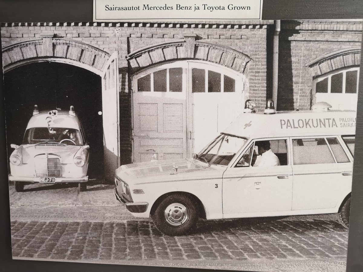 ensihoitokh's tweet photo. Tulevina vuosina, melko verkkaiseen tahtiin kalusto modernisoitui 1952 Volvon, 1962 Mercedes Bentzin ja 1970 Toyotan myötä.
#ensihoitokh https://t.co/h6KCOf2ubw