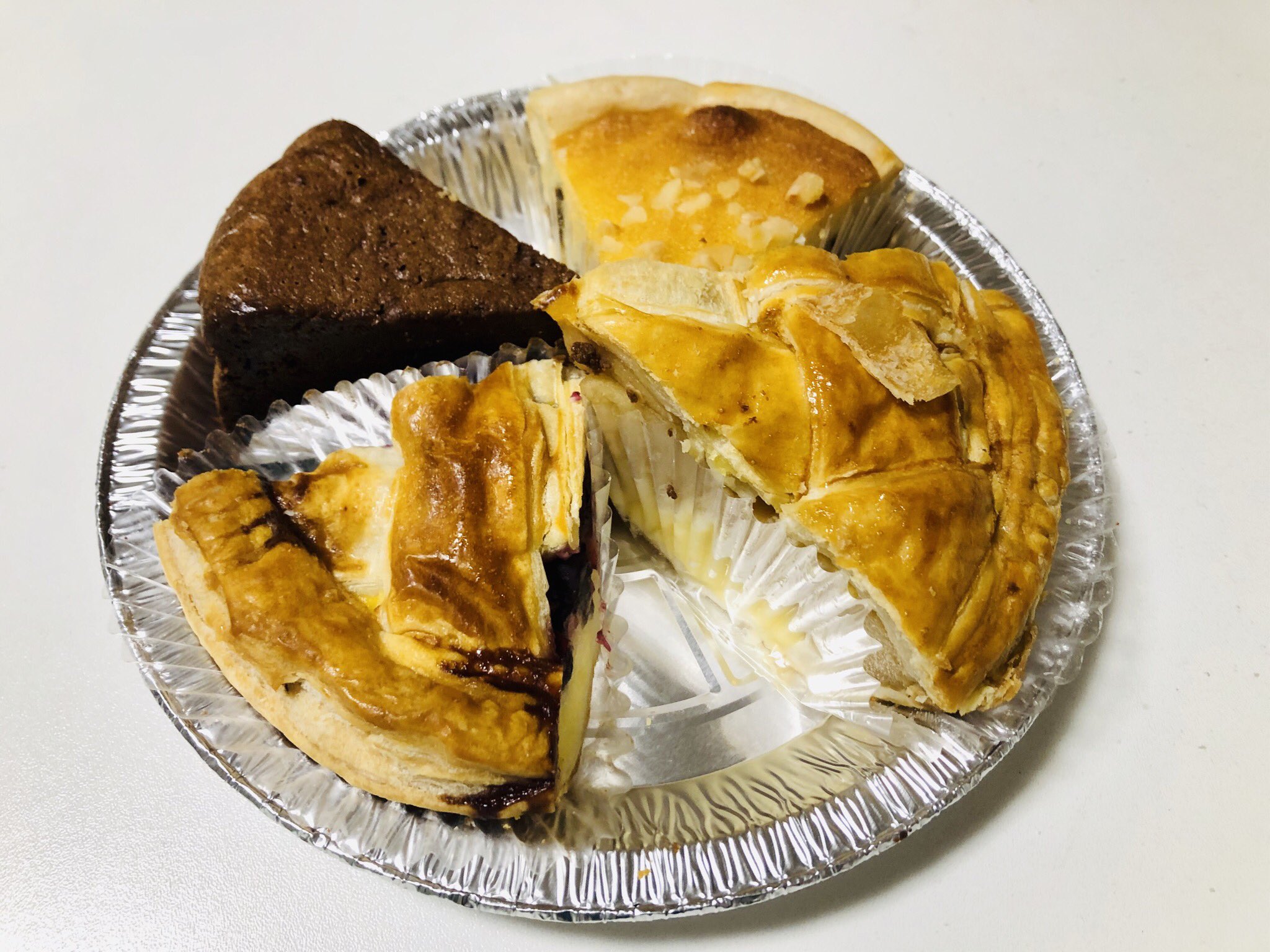 世界のごはん 東京 今日のおやつは マミーズ アン スリールのスイーツ 荒川工房で直接買うのでお手頃 アップルパイが有名だけどチョコやチーズも美味しいよ マミーズアンスリール 荒川 スイーツ アップルパイ T Co Xciydibgfj Twitter