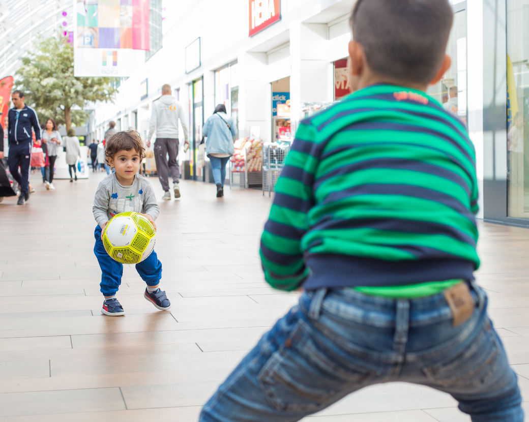 GemeenteUtrecht's tweet photo. Iedereen moet gezond en prettig kunnen leven in onze stad. Met aandacht voor Utrechters die het nodig hebben. Zo willen we samen met inwoners, ondernemers, scholen, sportclubs en professionals gezondheidsverschillen in de stad verkleinen. Lees wat we doen: https://t.co/ran7VzkC0c https://t.co/DOFDVdbET9