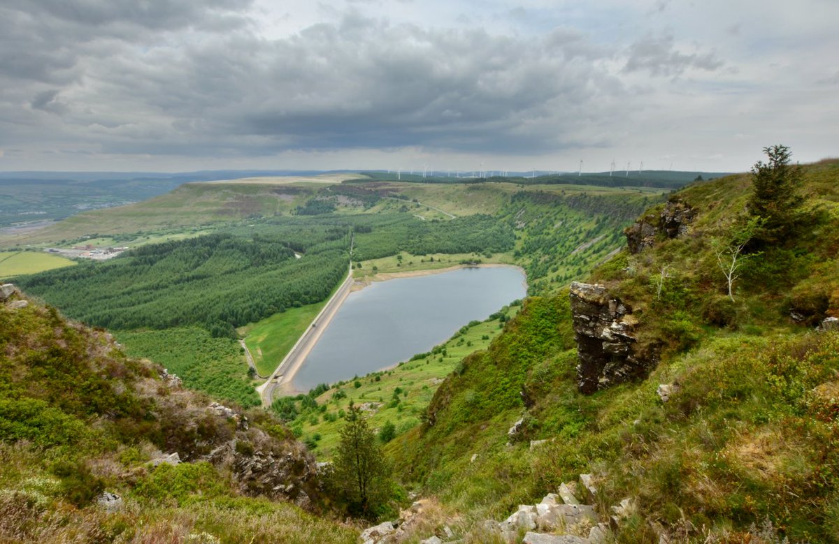 In 1909, work commenced on a scheme to increase the capacity of Llyn Fawr, a large lake in the wild majesty of the Cynon Valley.Two years into the project, they made a stunning discovery.A Bronze and Iron Age treasure hoard of staggering proportions. THREAD 