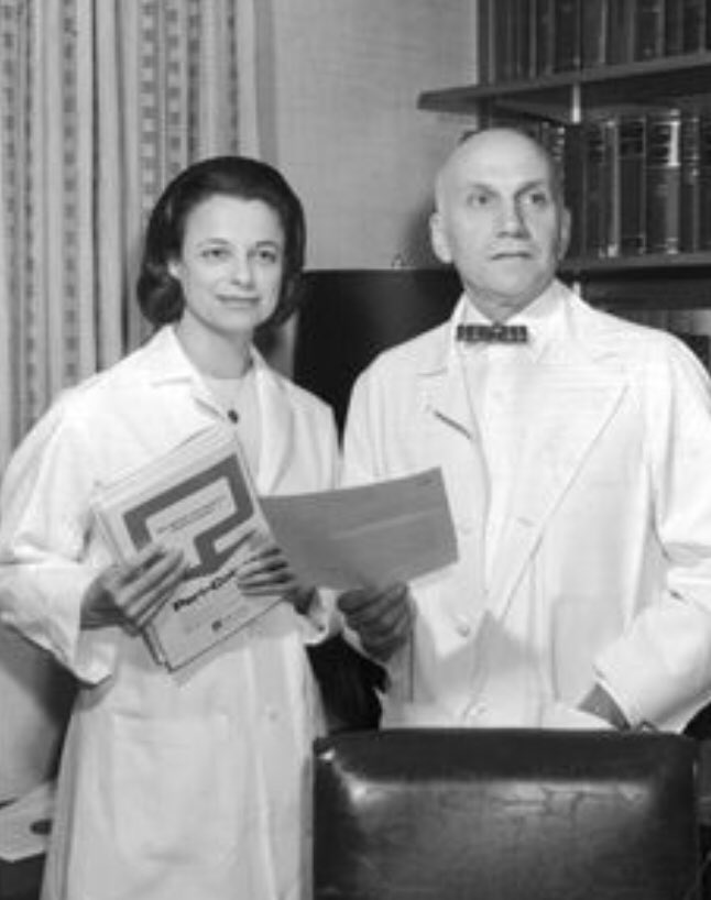 CYsinti's tweet photo. La #respuestasexual fue enunciada por Helen Kaplan y Masters y Johnson en los años 50-60.
Investigaron inicialmente con prostitutas utilizando aparatos para medir la actividad cerebral, contracciones musculares, temperatura, etc.
+inf en spotify e Ivoox: contigo_ysinti https://t.co/7i1bD4earP