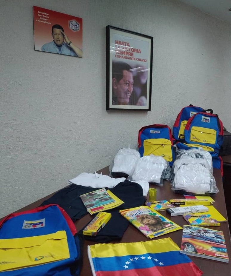 DIpasme's tweet photo. La Junta Administradora a través de la Oficina de Gestión Humana, logró articular en conjunto con el Ministerio de Economía Comunal, la entrega de 39 Kits de útiles y uniformes escolares (chemises, pantalón, mono y franela) para los niños y niñas de nuestro preescolar. https://t.co/QtQoMS20Hm