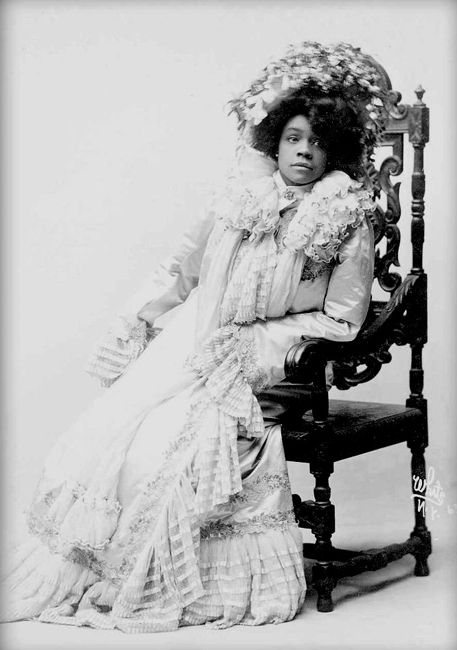 Continuing to sew if you catch the thread ... Singer, dancer, actress, choreographer + leading Black "female performing artist at the turn of the century," refusing to play Black stereotypes onstage, 1st performing her “Salome” 1908, "The Queen of the Cakewalk"  #AidaOvertonWalker