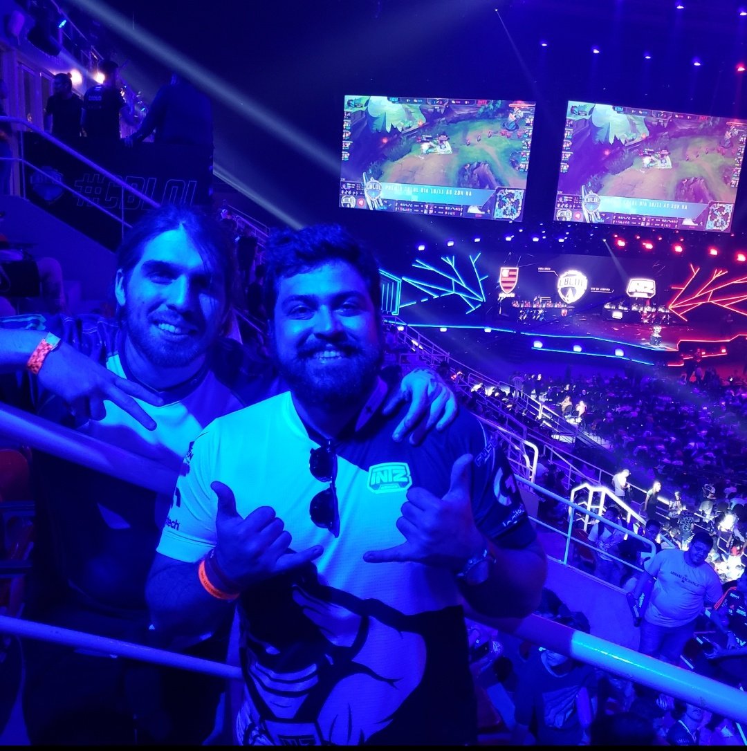 gabrielpadilha's tweet photo. foto com meu amigo @Rakin, fodasse #intrepidos #intz #cblol2019 https://t.co/gFQeUXa3VA