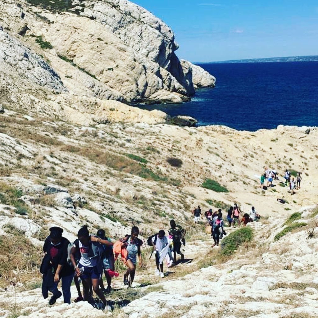 Jour 2️⃣ Escapade sur l’Île du #frioul s’émerveiller face à la beauté du paysage du littoral provençal #CEParis19 #citeeducative <a href="/academie_paris/">Académie de Paris</a> <a href="/acaixmarseille/">Acad. Aix-Marseille</a> <a href="/Paris19e/">Mairie du 19e</a> <a href="/MaepParis/">MAEP Paris</a> #ecoleouverte