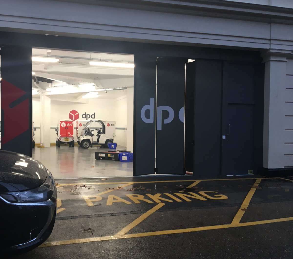 Our electrically operated Osprey sliding/folding doors installed at DPD (UK) all electric micro-depot in Westminster, the first of its kind in the UK. 🔌🛺
#jewersdoors #foldingdoors #slidingdoors #westminster #dpduk #sustainability
