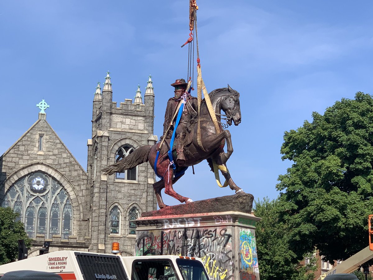 theCT's tweet photo. A statue honoring Confederate General J.E.B. Stuart on Monument Avenue was removed this morning by a hired crew within four hours.
๐ธ: @aeringle https://t.co/yg4lNIRQji