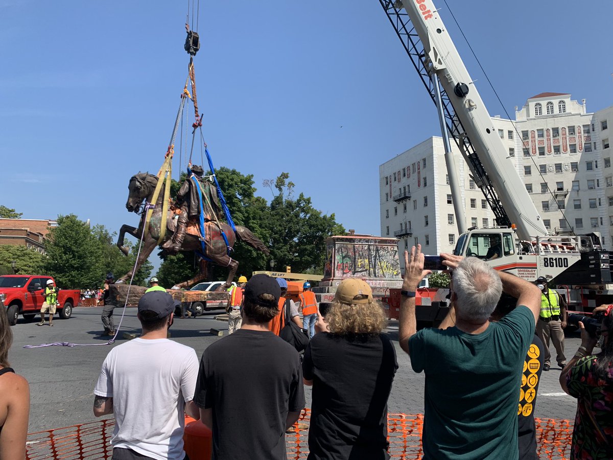 theCT's tweet photo. A statue honoring Confederate General J.E.B. Stuart on Monument Avenue was removed this morning by a hired crew within four hours.
๐ธ: @aeringle https://t.co/yg4lNIRQji