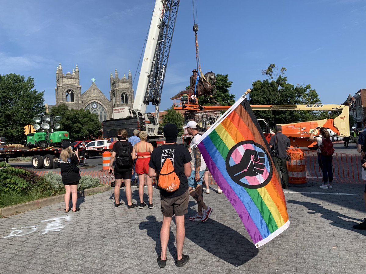 theCT's tweet photo. A statue honoring Confederate General J.E.B. Stuart on Monument Avenue was removed this morning by a hired crew within four hours.
๐ธ: @aeringle https://t.co/yg4lNIRQji