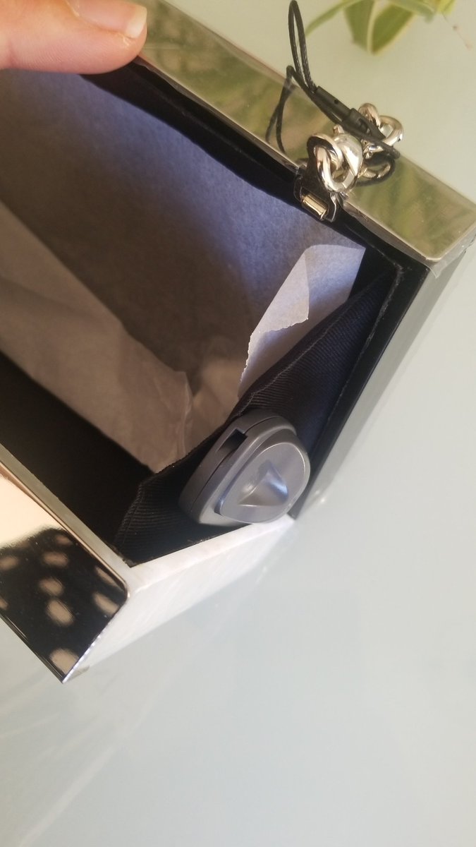 Frenchoreo's tweet photo. Bonjour @ZARA. Livraison rapide pour la minaudière commandée sur votre site mais l'antivol je le retire comment??? 🤦‍��️ https://t.co/roN0f5RIEP