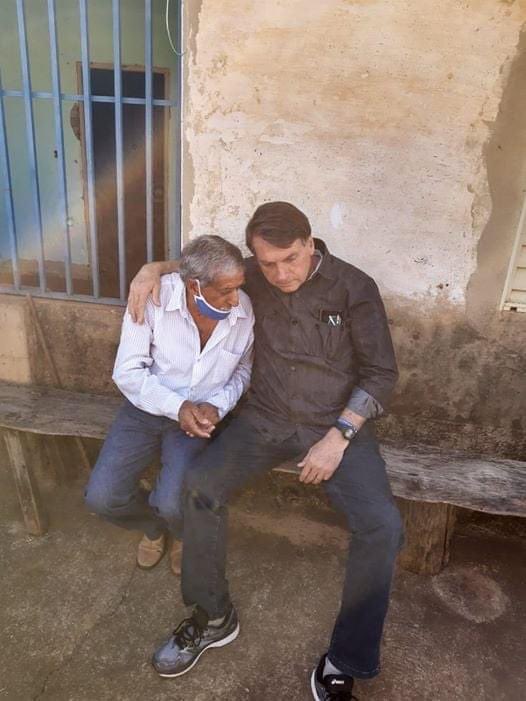 QuebrandoOTabu's tweet photo. 27/06: Bolsonaro visita araguari. Abraça moradores locais, sem máscara.

04/07: Comemora a Independência dos EUA num almoço com amigos. Tds sem máscara.

07/07, Bolsonaro diz que está com Covid-19

A irresponsabilidade de Bolsonaro não prejudica só ele. Isso precisa ser cobrado https://t.co/48jVnRzcys