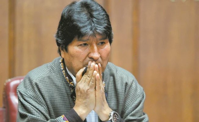 EstefiAlvarez18's tweet photo. Evo Morales está refugiado en Argentina ya que se le acusa supuestamente en un audio en él que da órdenes a sus partidarios de someter a los ciudadanos a un bloqueo total. Evo califica de "disparate" la acusación de la Fiscalía boliviana. #OpiniónPública https://t.co/qMwxjQ196z