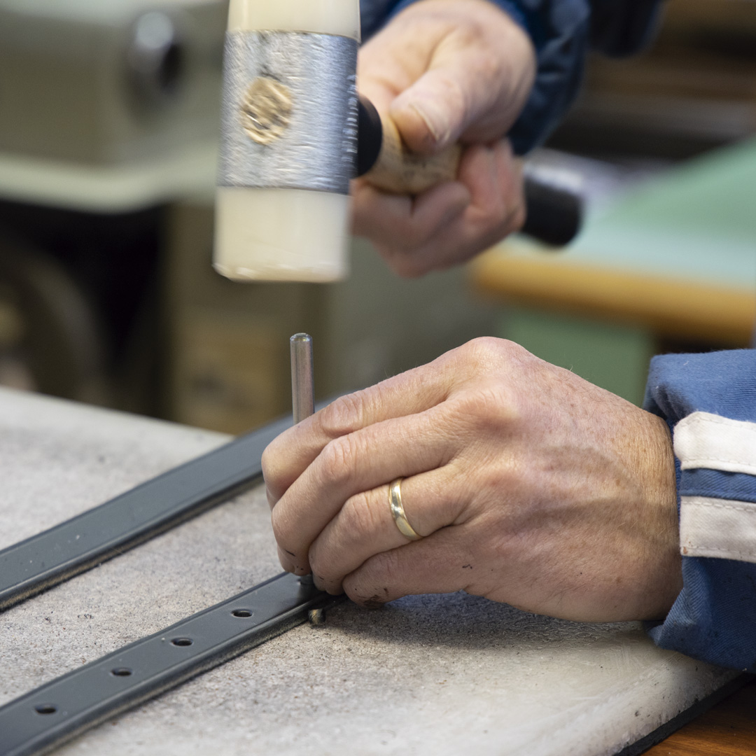 Zaldihipica's tweet photo. ¡Somos fabricantes!
We are saddlers!!!
+INFO https://t.co/zYQ8911WaO
#7JL #equitación #sillasdemontar #guarnicionería #tradición #tecnología #equitation #saddles #saddlers #tradition #technology https://t.co/0q6rXyvWZ7