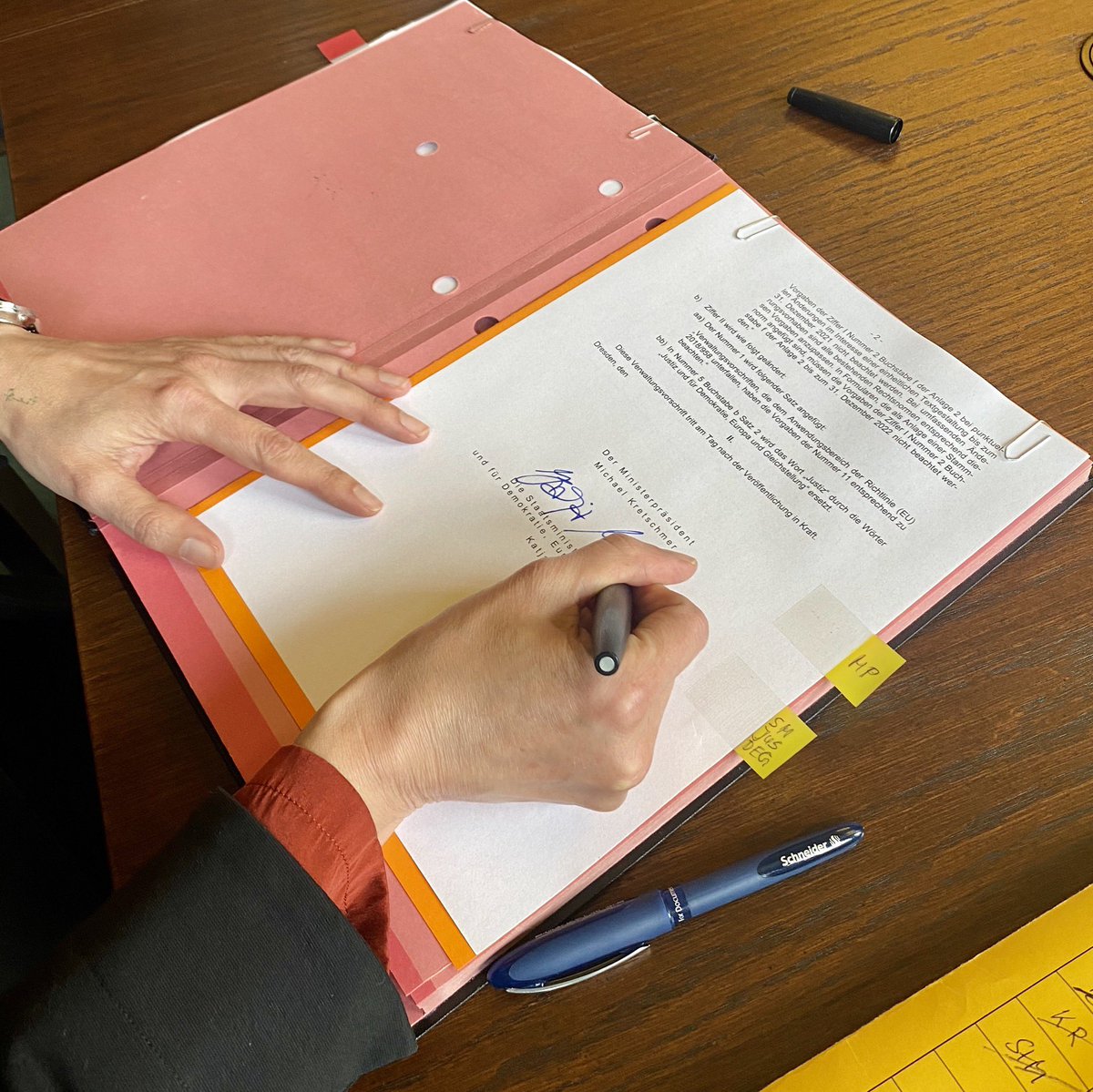 Mit dieser Verwaltungsvorschrift, die ich heute unterzeichnet habe gilt auch in #Sachsen ab sofort, dass Rechtsverordnungen und Formulare in geschlechtergerechterer #Sprache formuliert werden.
#Frauen sind künftig nicht nur mitgemeint, sondern gleichberechtigt sichtbar.