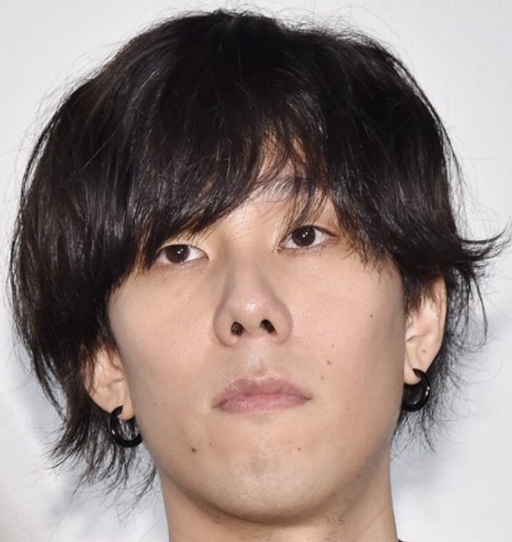 Miyumiyu 下弦の月 米津玄師 野田洋次郎 Placebo ネットを見ているとあまり知られてないようなのでまとめます 米津さんと洋次郎さんコラボの Placebo と同じ名前のピアスがあって そのピアスは2人がお揃いで持ってます そして松田翔太さんも持ってます