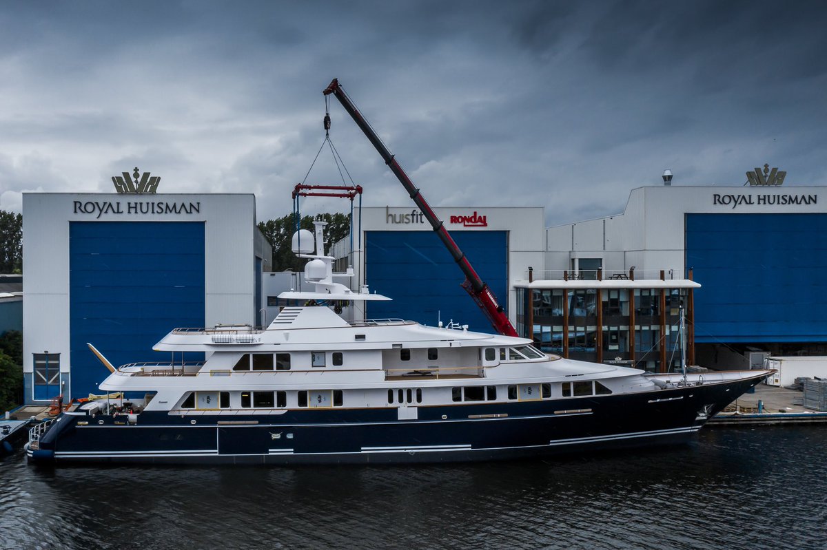 Huisfit's tweet photo. ICING ON THE CAKE: Feadship Broadwater‘s shiny and new Rondal radarmast successfully installed as part of her 2019 - 2020 refit: she was converted, extended and re-launched last weekend by Royal Huisman‘s Huisfit in Amsterdam.

Photo Tom van Oossanen https://t.co/dK6giyn9pZ