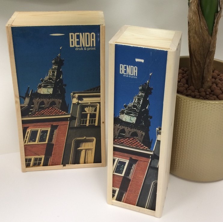 Onze relatie Benda Druk &amp; Print kocht bij ons de wijnkistjes die hij zelf personaliseerde met een fraaie full-colour print. Idee voor de komende feestdagen of gewoon als bedankje voor je relaties of collega's na een moeilijke tijd? #mupla #benda #wijnkist #duurzaamverpakken