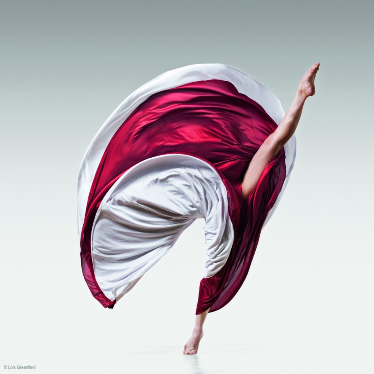 PhotoLondonFair's tweet photo. In today's #TalksArchive video, #LoisGreenfield - the world’s foremost photographer of #dance - discusses her work in colour a& the evolution of her photographs with @thamesandhudson's commissioning editor @AndrewSanigar - https://t.co/8Yc03eOooQ ✨ https://t.co/CXqPbDsDSZ