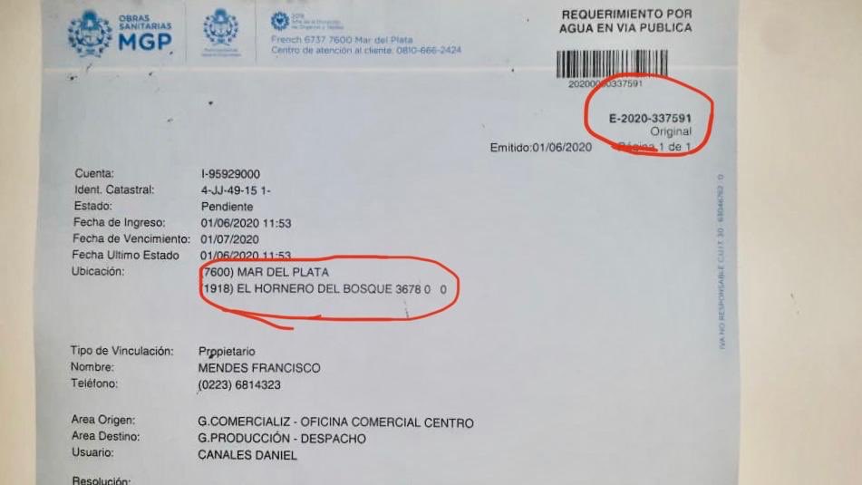 mendeskito's tweet photo. @PRENSAOSSE por favor 🙏🏻🙏🏻🙏🏻🙏🏻 vengan a reparar esto. El poso lleva más de un año abierto, hace 3meses que ya no se puede circular por la rotonda, la napa saturada. Olor a agua podrida, piensen un poco en el dengue. https://t.co/oajMOFCQsE