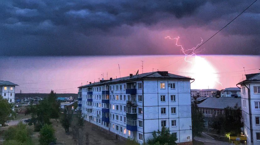 nik_alyana_7's tweet photo. Люблю грозу, гром, молнию 😍⚡️ https://t.co/Gpq2Uy3qMz