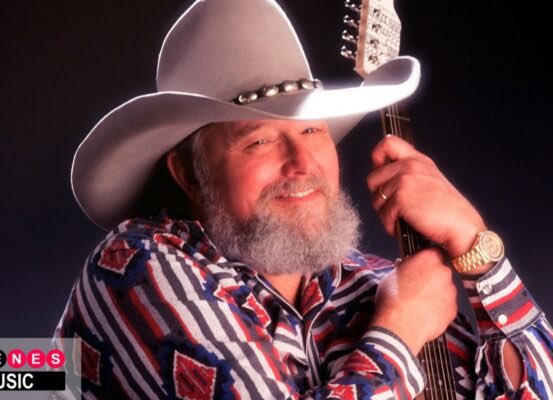 ScenesMedia's tweet photo. @CharlieDaniels, known for his classic, “The Devil Went Down to Georgia,” passed away on July 6th. Known for his fiddle playing, the music world will miss this country legend. 🙏🏼 #ScenesMedia #countrymusic
https://t.co/7lYDhFoB9U https://t.co/yvWhSu9SaD