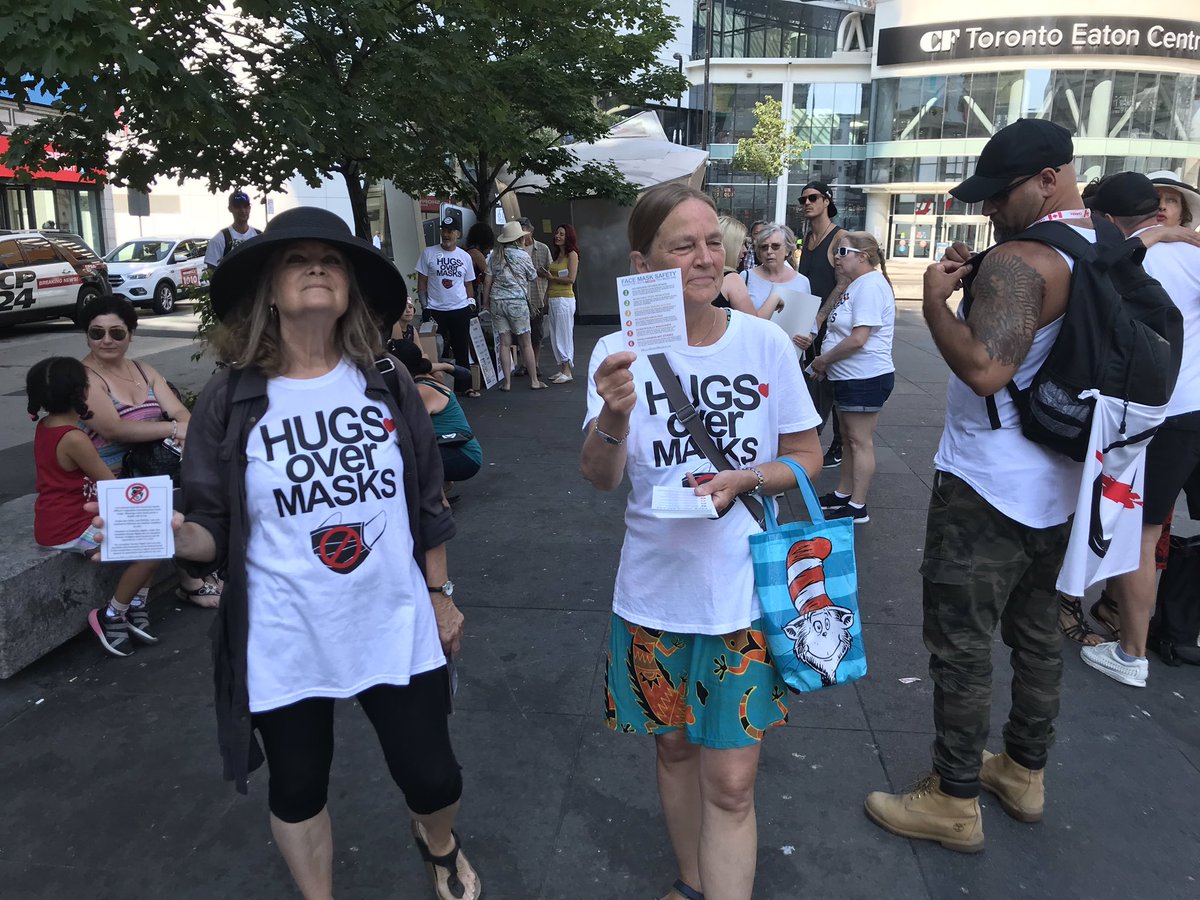 MHRatel's tweet photo. Une 40aine de personnes manifestent contre le port du masque obligatoire au centre-ville de Toronto. #icito https://t.co/PYDW0j3nxo