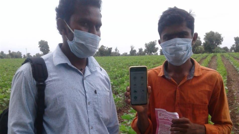 SmartFarming_'s tweet photo. The Covid-19 crisis has made us all aware of the importance of resilient supply chains. This starts with farmers. Our SmartFarming team in Maharashtra has been handing out face masks while showing cotton farmers how our mobile app can help them to use inputs more efficiently. https://t.co/6oE9n0XT4Q