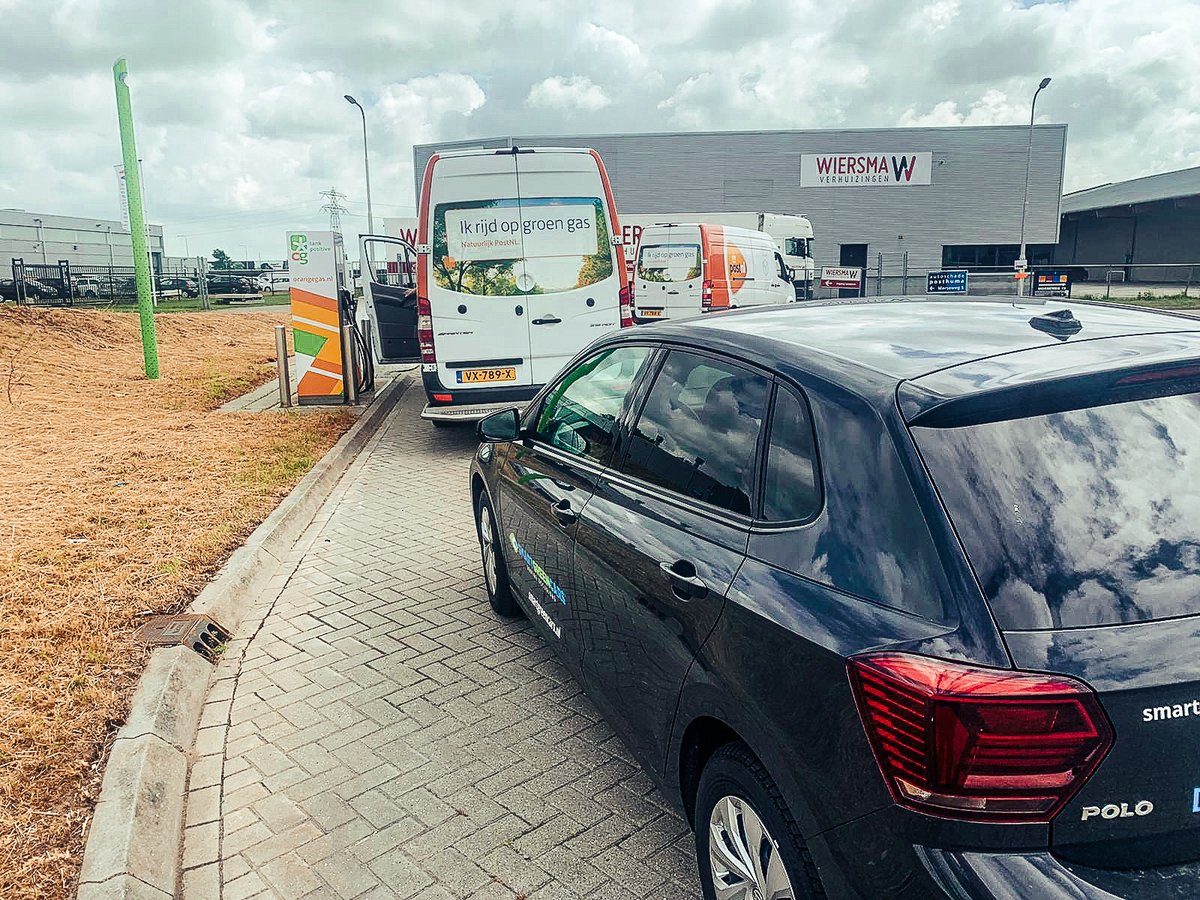 SmartGreenCars's tweet photo. Post NL: “Ik rijd op Groengas”

De bestelwagens van PostNL doorkruisen dagelijks ons hele land. Je bent vast wel eens z’n busje tegen gekomen op de weg, zo ook ik tijdens het tanken aan de morseweg in Leeuwarden.

Heb jij deze bestelwagens al eens gespot?

#postnl #groengas #cng https://t.co/aFtzUJwLej