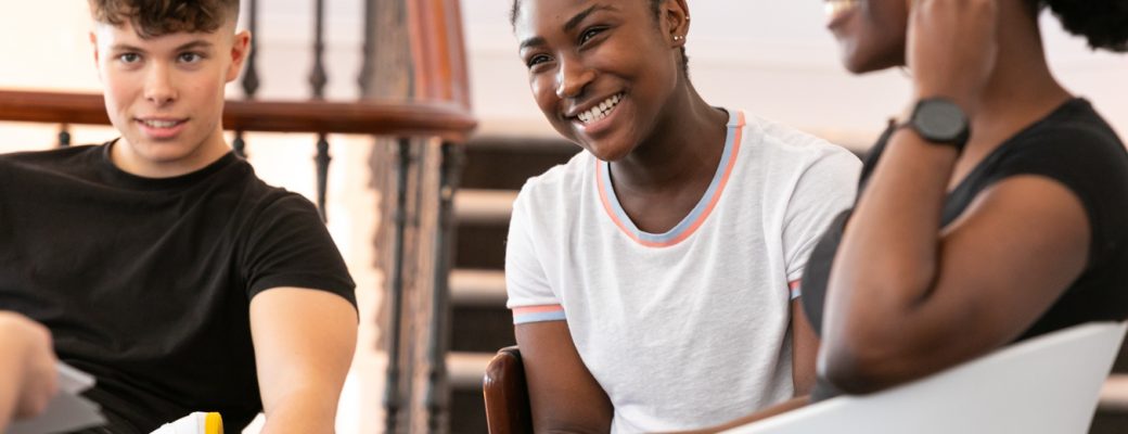 CleanBrk's tweet image. Our next #insidethisbox shout out is for @oldvictheatre who have some amazing online courses for young people. Front Line Online &amp;amp; Introduction to Directing are just 2 of loads of resources on their website. 

Check it out: ow.ly/eCRI50AoSrZ