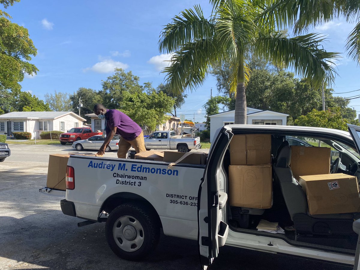 AudreyMEdmonson's tweet photo. Team Edmonson distributes essential hurricane supplies throughout District 3 to help keep residents safe &amp; #HurricaneReady during #HurricaneSeason. #MiamiDadeD3 https://t.co/zJnNv0mpeN