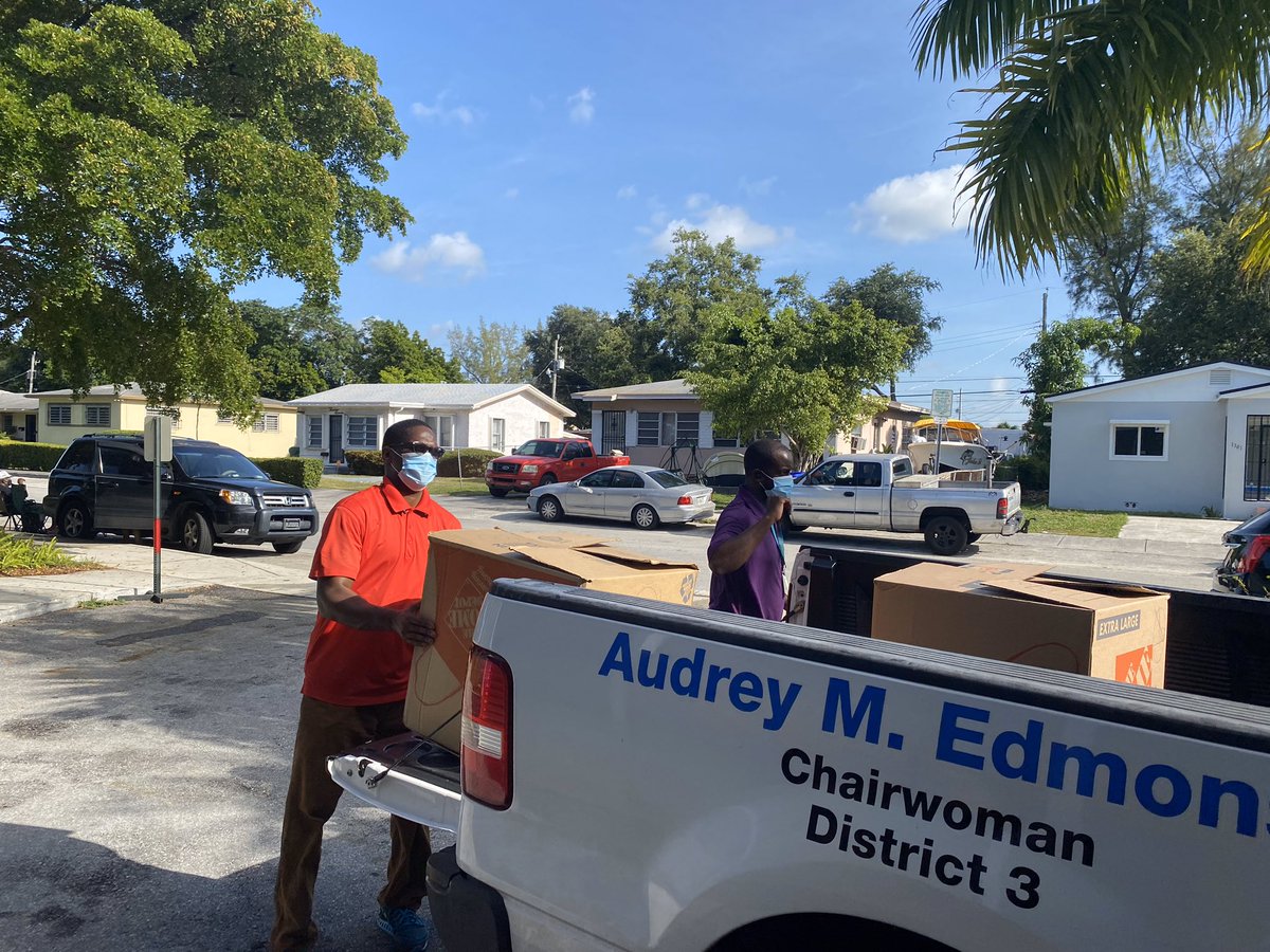 AudreyMEdmonson's tweet photo. Team Edmonson distributes essential hurricane supplies throughout District 3 to help keep residents safe &amp; #HurricaneReady during #HurricaneSeason. #MiamiDadeD3 https://t.co/zJnNv0mpeN