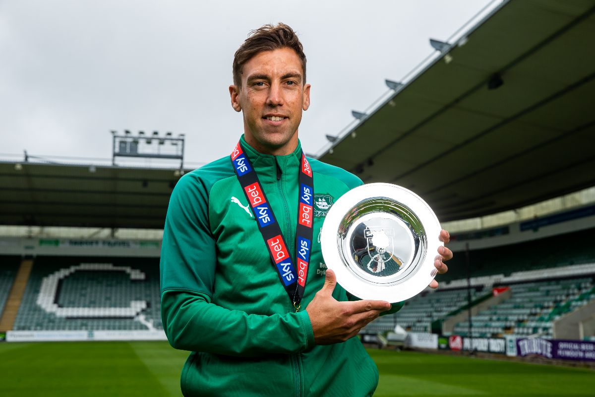 SkyBet's tweet photo. The only way is 🆙 for @Only1Argyle 💚

Target achieved for @rlowe15 ✅ #PAFC https://t.co/JUqb9w67Ai